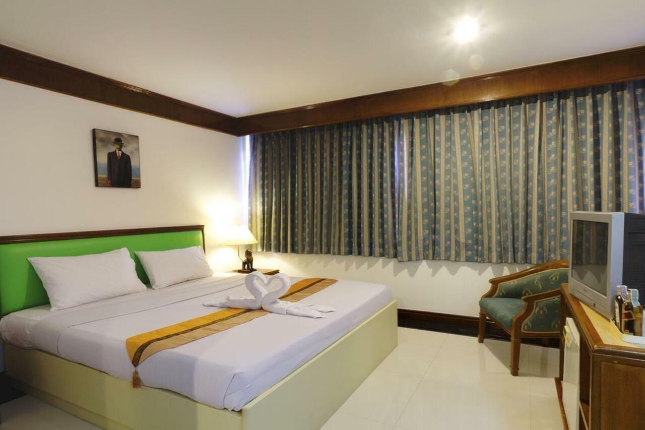 Silom Avenue Inn Bangkok Buitenkant foto