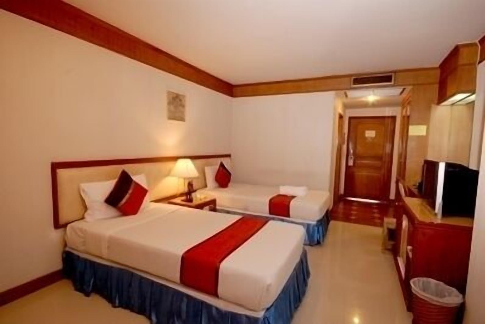Silom Avenue Inn Bangkok Buitenkant foto