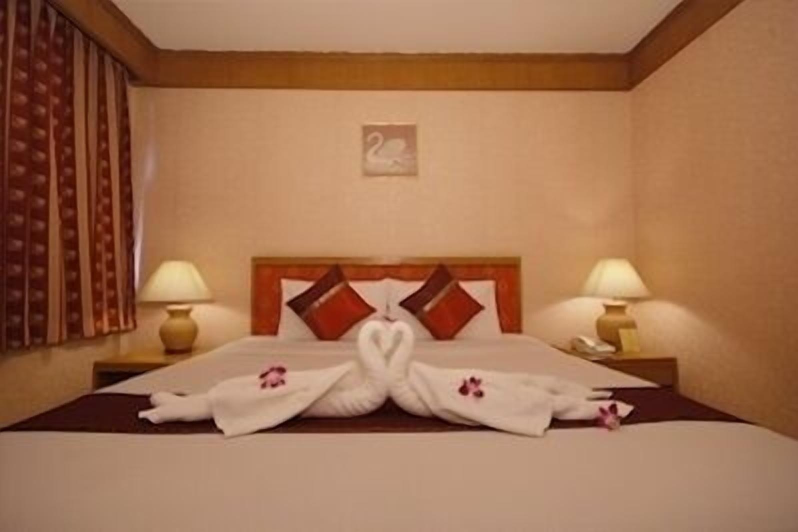 Silom Avenue Inn Bangkok Buitenkant foto