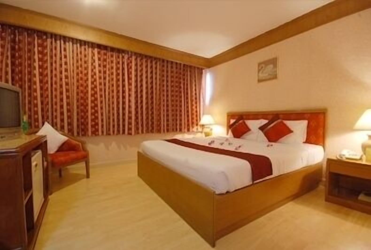 Silom Avenue Inn Bangkok Buitenkant foto