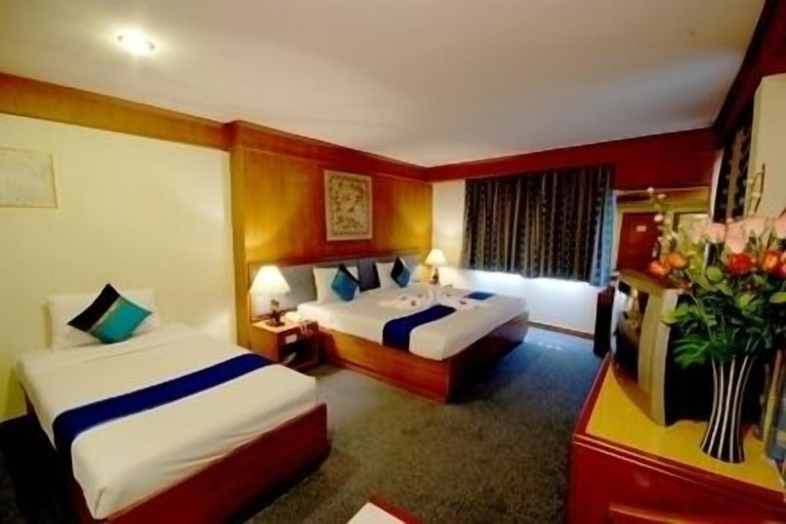 Silom Avenue Inn Bangkok Buitenkant foto