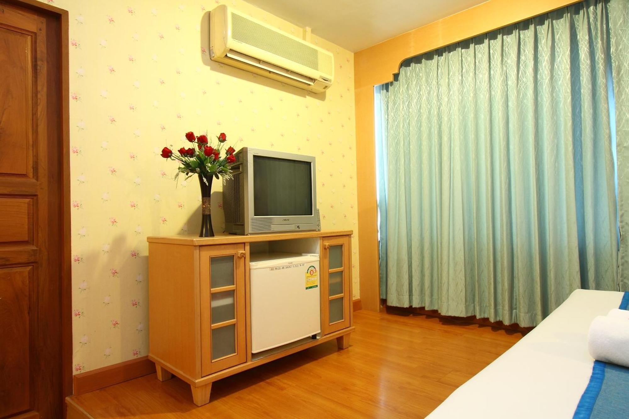 Silom Avenue Inn Bangkok Buitenkant foto