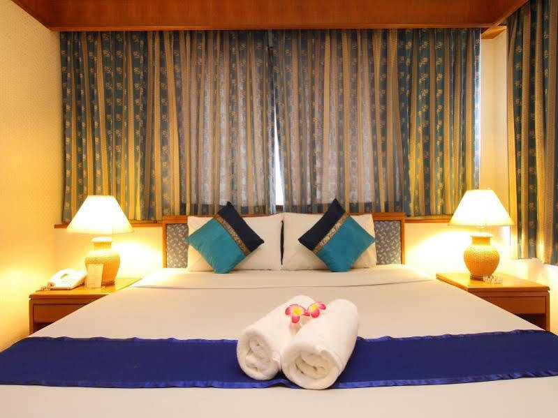 Silom Avenue Inn Bangkok Buitenkant foto