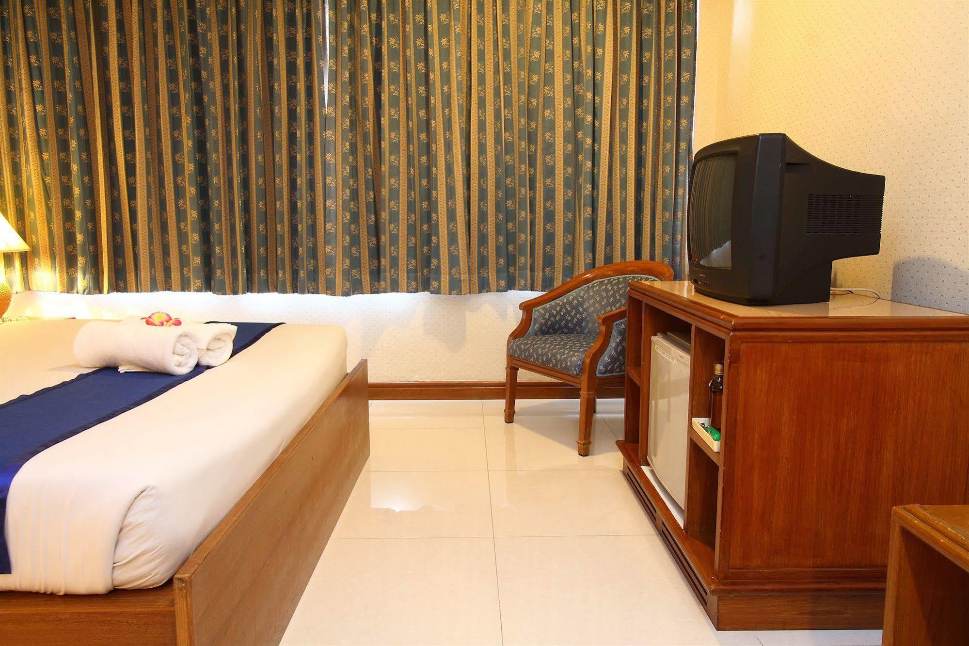 Silom Avenue Inn Bangkok Buitenkant foto